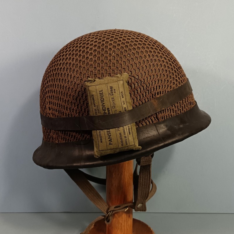 CASQUE FRANCAIS MODELE 1956 PARACHUTISTE CASQUE LOURD DATE 1959 ET LINER 1962 TAP LEGION ETRANGERE FILET DE CAMOUFLAGE